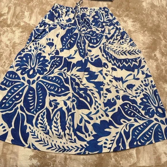 Banana Republic Blue & White Floral Two-Piece Set. - Picture 2 of 4
